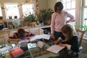 Gemeindemitglied Laurie McCauley unterrichtet ihre Kinder durch Homeschooling.