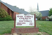 Die Oak Grove Church of the Brethren liegt am Ortsrand von Roanoke. Gemeindemitglieder wohnen wie so häufig nicht in unmittelbarer Nähe der Kirche und kommen stets mit dem Auto.
