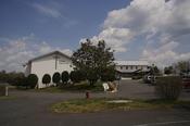 Gelände der Covenant Church in Charlottesville. Im Gebäude links befinden sich die Büros der Mitarbeiter und der kleine Gottesdienstraum. Rechts sieht man den Parkplatz, dahinter das große Gebäude mit dem großen Gottesdienstraum und Sporthalle.