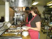 Zu den Hauptaktivitäten der Salvation Army zählt die Suppenküche für Obdachlose und andere Bedürftige.