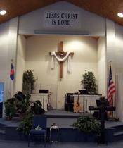 Der Altar ist schlicht gehalten und vor allem Bühne des ausgedehnten instrumentell begleiteten „Praise and Worship“ zu Beginn der Gottesdienste.