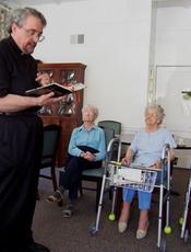 Pastor Mark Schroeder kommt einmal wöchentlich in das örtliche Altersheim in Lexington, um für die Bewohner Bibelstunden und einen Gottesdienst abzuhalten.
