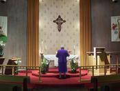 Um an das Leiden von Jesus Christus zu erinnern wird zu Ostern traditionell der Altar abgeräumt. Diese Aufgabe verrichtet das langjährige Gemeindemitglied Edna.