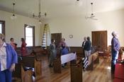 Die Gemeindemitglieder sammeln sich zum bevorstehenden Schweigegottesdienst im Gebetsraum.