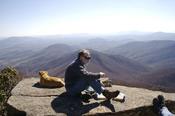 Gemeindemitglied Phil Hyre bei einer Wanderung zum Gipfel des Mount Plesant am Sonntag nach dem Schweigegottesdienst. Für die Quäker stehen Kraft und Glaube in engem Verhältnis zur Natur.