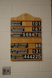 Eine Tafel informiert über die laufenden Daten der Gemeinde. Die Oak Grove Church of the Brethren wächst in den letzten Jahren stark.