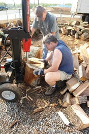 Für das Project Warm hacken Gemeindemitglieder gespendetes Holz, um es bedürftigen Gemeindemitgliedern im Winter zum Heizen zu geben.