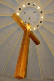 In der hauseigenen Kapelle hängt ein riesiges Holzkreuz von der Kuppel und schwebt sprichwörtlich über den Köpfen der Besucher.